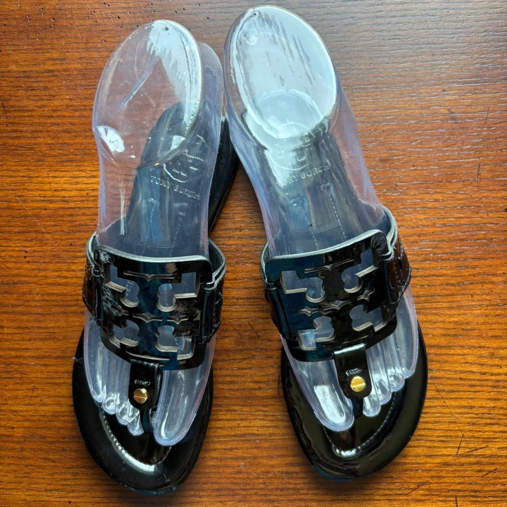 Tory Burch Women's Miller Black Patent Leather Thong Logo Medallion Sandals 5